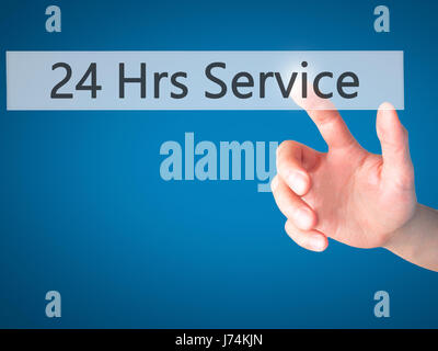 24 ore di servizio - Mano, premendo un tasto su sfondo sfocato concetto . Business, tecnologia internet concetto. Stock Photo Foto Stock