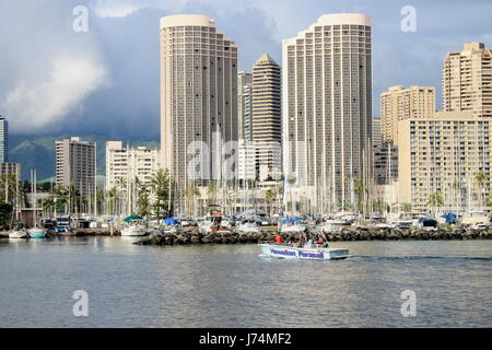 Honolulu, Hawaii, Stati Uniti d'America - 30 Maggio 2016: yacht ormeggiati a Ala Wai barca in porto la laguna Kahanamoku contro cityscape di Ala Moana. Foto Stock