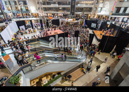 Montreal, CA - 21 Maggio 2017: Complexe Desjardins è un famoso mall in Montreal Foto Stock