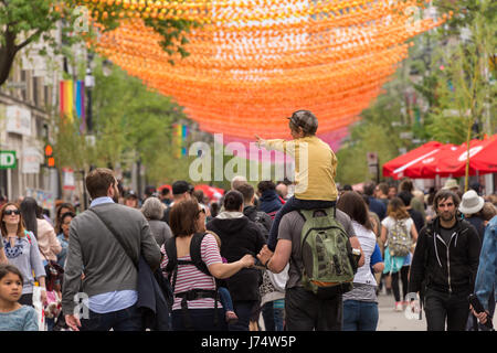 Montreal, CA - 21 Maggio 2017: Arcobaleno sfere arte di installazione '18 tonalità di gay' su Saint-Catherine Street nel villaggio gay Foto Stock