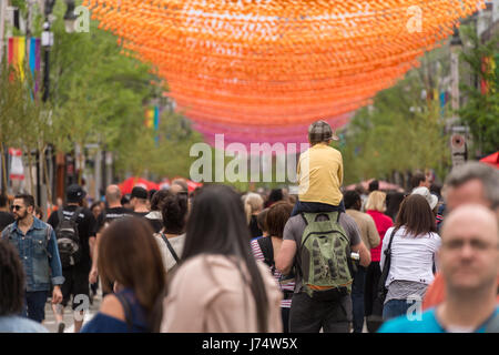 Montreal, CA - 21 Maggio 2017: Arcobaleno sfere arte di installazione '18 tonalità di gay' su Saint-Catherine Street nel villaggio gay Foto Stock