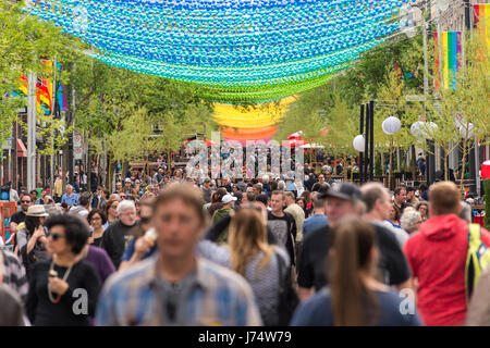 Montreal, CA - 21 Maggio 2017: Arcobaleno sfere arte di installazione '18 tonalità di gay' su Saint-Catherine Street nel villaggio gay Foto Stock