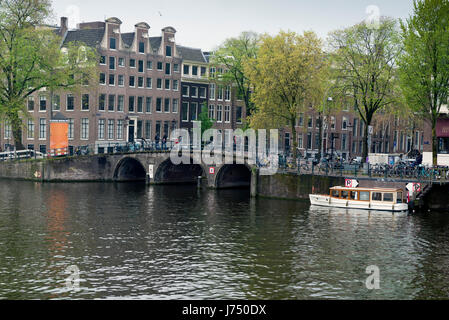 AMSTERDAM, PAESI BASSI - MAGGIO, 13, 2017: la città su un nuvoloso giorno di primavera Foto Stock