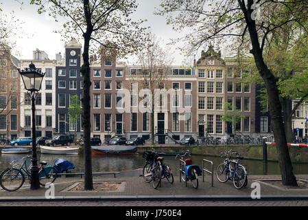 AMSTERDAM, PAESI BASSI - MAGGIO, 13, 2017: la città su un nuvoloso giorno di primavera Foto Stock