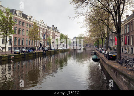 AMSTERDAM, PAESI BASSI - MAGGIO, 13, 2017: la città su un nuvoloso giorno di primavera Foto Stock