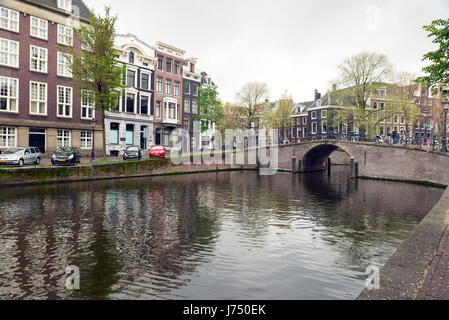 AMSTERDAM, PAESI BASSI - MAGGIO, 13, 2017: la città su un nuvoloso giorno di primavera Foto Stock