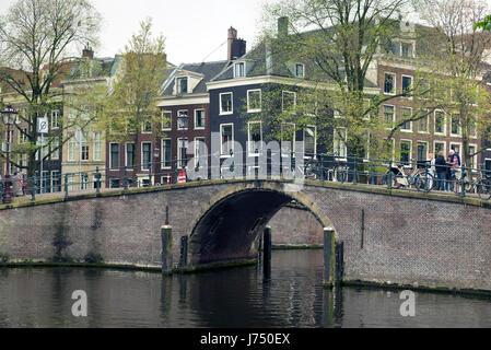 AMSTERDAM, PAESI BASSI - MAGGIO, 13, 2017: la città su un nuvoloso giorno di primavera Foto Stock