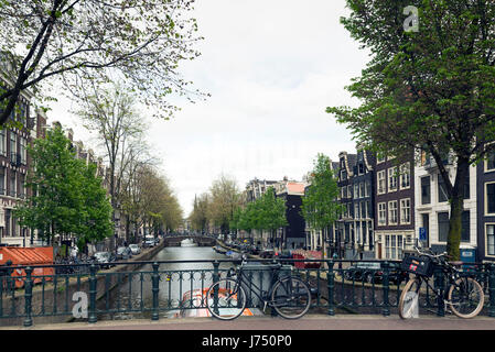 AMSTERDAM, Paesi Bassi - 15 Maggio 2017: la città su un nuvoloso giorno di primavera Foto Stock