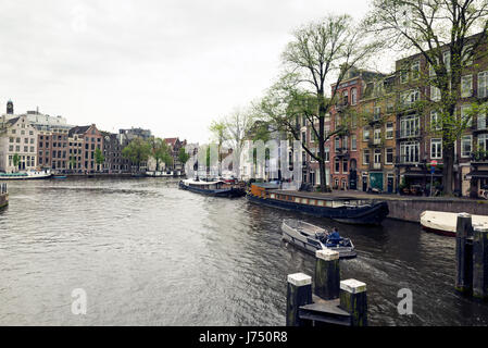 AMSTERDAM, Paesi Bassi - 15 Maggio 2017: la città su un nuvoloso giorno di primavera Foto Stock