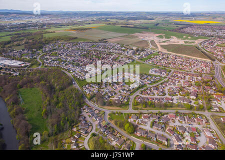 Fotografia aerea del ponte di Don area della città di Aberdeen nel nord est della Scozia, Regno Unito, mostrando il ponte sul Fiume Don e il Mare del Nord Foto Stock