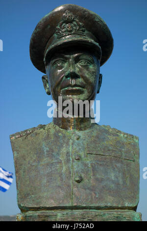 La statua della Seconda Guerra Mondiale hero, Comandante George Blessas vicino al Port Authority building, Argostoli, Cefalonia Foto Stock