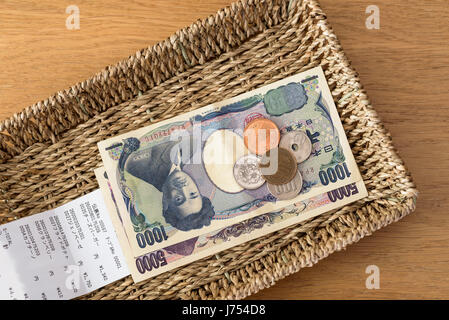 Il ristorante giapponese e bill e pagati in contanti. Foto Stock