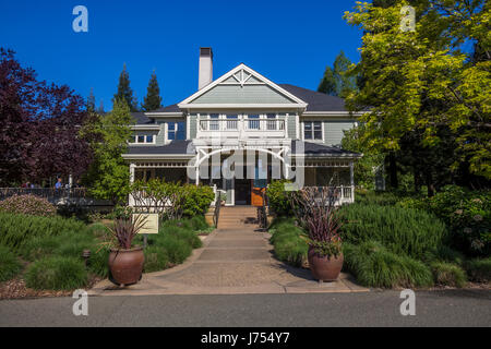 Turisti, visitatori, visitando, sala degustazione vini e vigneti Duckhorn, Saint Helena, Napa Valley, California, Stati Uniti Foto Stock