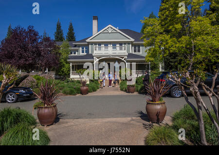 Turisti, visitatori, visitando, sala degustazione vini e vigneti Duckhorn, Saint Helena, Napa Valley, California, Stati Uniti Foto Stock