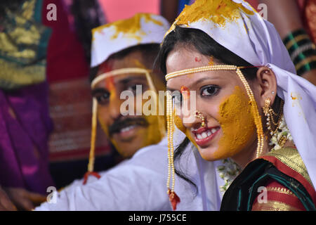Sposa e lo sposo a curcuma cerimonia di nozze indiano Foto Stock