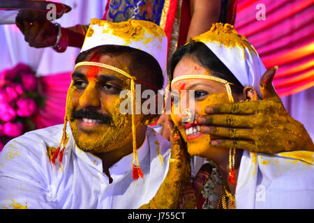 Sposa e lo sposo a curcuma cerimonia di nozze indiano Foto Stock