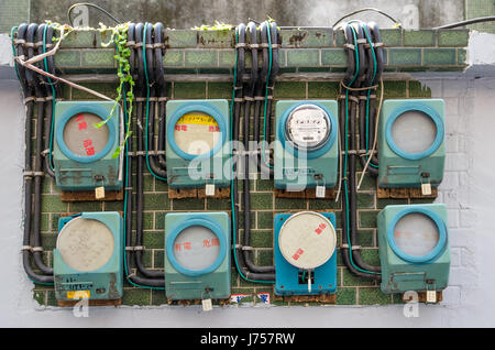 Taipei, Taiwan - Marzo 14,2015 : qualche vecchio edificio in Taiwan ancora utilizzando questo analogico vintage misuratori di elettricità. Foto Stock