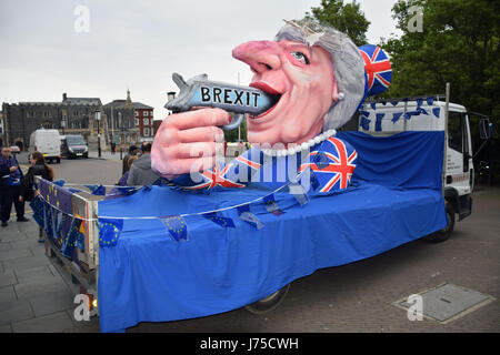 Protesta Anti-Brexit al di fuori del Forum in Norwich con Teresa possono galleggiare. 18 maggio 2017 REGNO UNITO Foto Stock