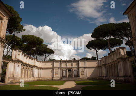Una vista di un cortile all'interno di Villa Giulia a Roma Foto Stock