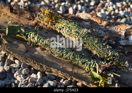 Räuchern am Lagerfeuer, Räucherbündel, Räucherbüschel, Räucherritual, Sommersonnenwende, Räuchern mit Kräutern, Kräuter verräuchern, Wildkräuter, Duft Foto Stock