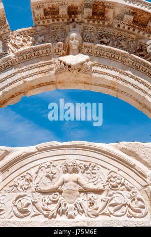 Dettaglio del Tempio di Adriano, le rovine Romane di antica Efeso, Foto Stock