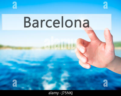 Barcellona - Mano, premendo un tasto su sfondo sfocato concetto . Business, tecnologia internet concetto. Stock Photo Foto Stock