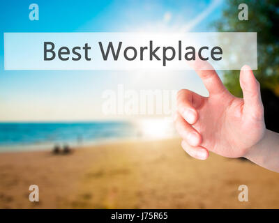 Miglior ambiente di lavoro - Mano, premendo un tasto su sfondo sfocato concetto . Business, tecnologia internet concetto. Stock Photo Foto Stock