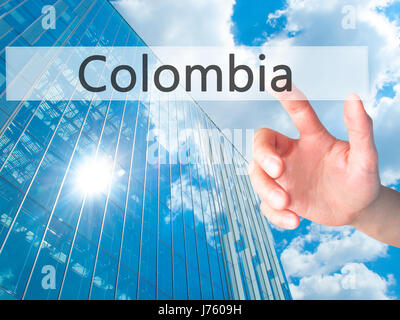 Colombia - Mano premendo un pulsante sul fondo sfocato concetto . Business, tecnologia internet concetto. Stock Photo Foto Stock