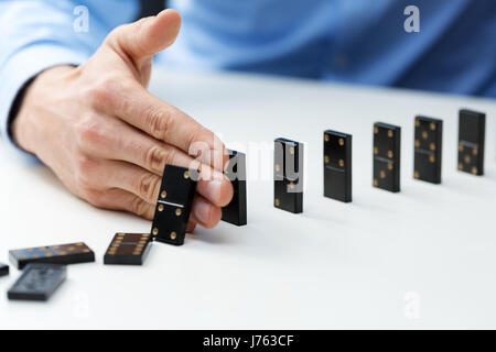 Imprenditore arresto effetto domino - business problem solving concept Foto Stock