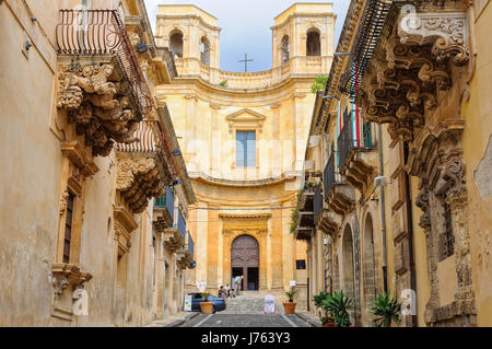 Chiesa di Montevergine ed i balconi del Palazzo Villadorata (Palazzo Nicolaci) Foto Stock