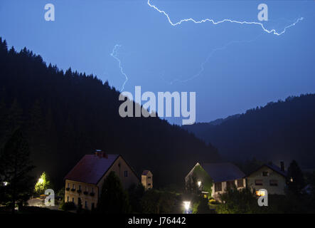 Un forte temporale passa sopra la piccola della Stiria, villaggio di montagna Kleinfeistritz in Austria. Foto Stock