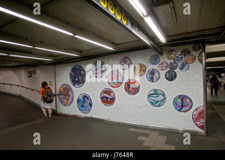 La metropolitana di arte presso la 42nd Street e la 8th Avenue stazione della metropolitana nel centro di Manhattan, New York City. Foto Stock