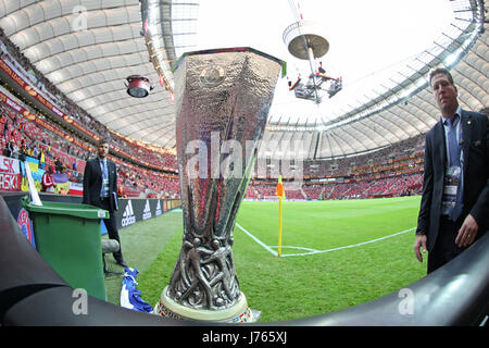 Varsavia, Polonia - 27 Maggio 2015: LA UEFA Europa Laegue Trophy (Cup) presenta sul pubblico prima che il gioco finale tra il Dnipro e Sevilla alla nazionale di Varsavia Foto Stock