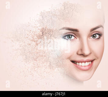 Donna faccia realizzato dalla polvere friabile. Foto Stock