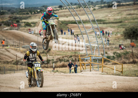 Piloti in una gara di motocross a Malpartida De Caceres, Spagna Foto Stock