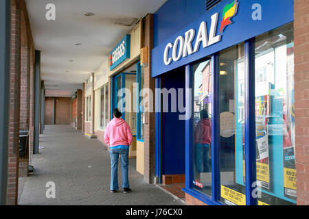 Coral Betting shop e Greggs Bakery accanto a ogni altro su high street nel Market Drayton, Shropshire Foto Stock