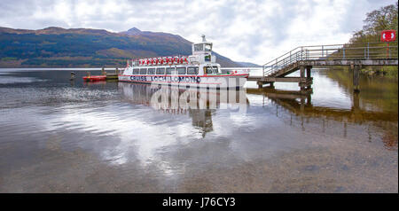 La Lomond Regina escursioni barca ormeggiata lungo Tarbet Pier sul Loch Lomond, Argyll & Bute, Scozia, Gran Bretagna, Regno Unito. Foto Stock