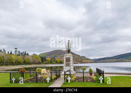 Prima mondiale di un memoriale di guerra di un soldato armato che si affaccia su Loch Fyne, Inveraray, Argyll & Bute, Scozia, Gran Bretagna, Regno Unito. Foto Stock