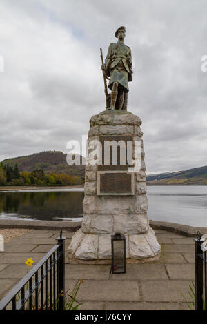 Prima mondiale di un memoriale di guerra che si affaccia su Loch Fyne, Inveraray, Argyll & Bute, Scozia, Gran Bretagna, Regno Unito. Foto Stock