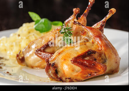 Arrosto o fritte di quaglia con erbe aromatiche e tagliatelle Foto Stock