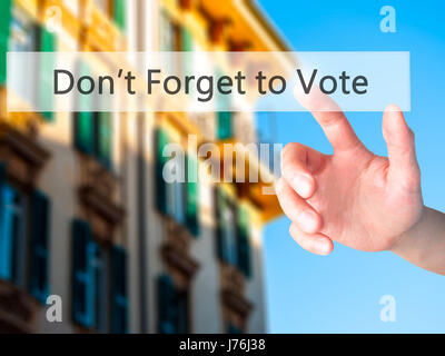 Non dimenticate di votare - Mano premendo un pulsante sul fondo sfocato concetto . Business, tecnologia internet concetto. Stock Photo Foto Stock