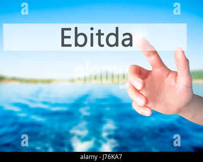 Ebitda - da mano, premendo un tasto su sfondo sfocato concetto . Business, tecnologia internet concetto. Stock Photo Foto Stock
