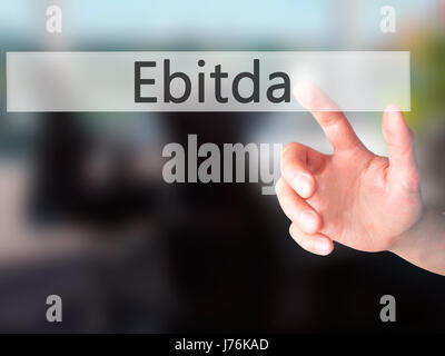 Ebitda - da mano, premendo un tasto su sfondo sfocato concetto . Business, tecnologia internet concetto. Stock Photo Foto Stock