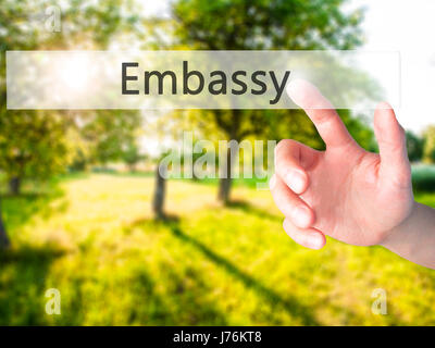 Embassy - Mano premendo un pulsante sul fondo sfocato concetto . Business, tecnologia internet concetto. Stock Photo Foto Stock