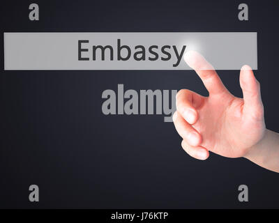 Embassy - Mano premendo un pulsante sul fondo sfocato concetto . Business, tecnologia internet concetto. Stock Photo Foto Stock