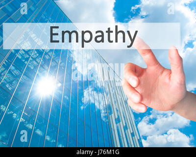 Empatia - Mano premendo un pulsante sul fondo sfocato concetto . Business, tecnologia internet concetto. Stock Photo Foto Stock