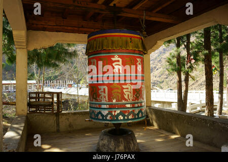 Grande ruota di preghiera a intersezione stradale di Paro e Thimphu. Il Bhutan Foto Stock