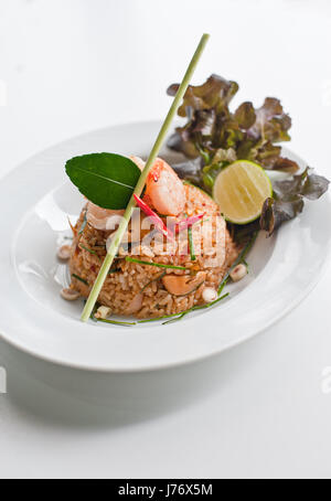 Riso fritto con peperoncino e gamberi (Khao Pad Tom Yum Kung) / Thai cibo piccante (cucina tailandese) Foto Stock