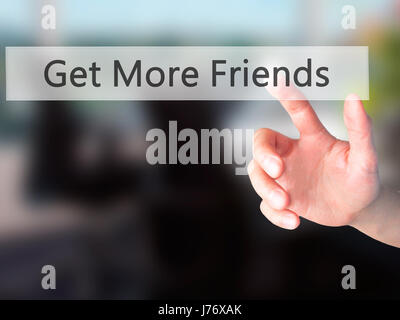 Ottieni di più Amici - Mano premendo un pulsante sul fondo sfocato concetto . Business, tecnologia internet concetto. Stock Photo Foto Stock