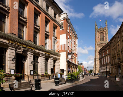 Regno Unito, Inghilterra, Derbyshire, Derby, Cathedral Quarter, cancello di ferro, ordine permanente e la torre della cattedrale Foto Stock